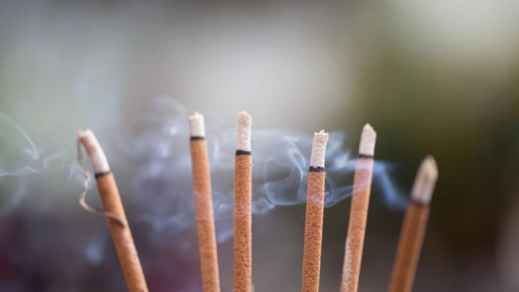4 incensos para atrair harmonia na sua casa