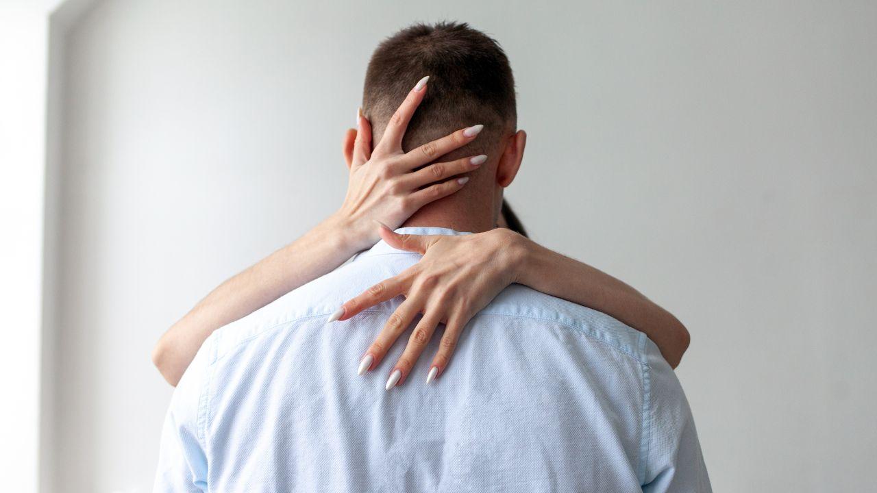 Sonhar com beijo desconhecido: significado e interpretação