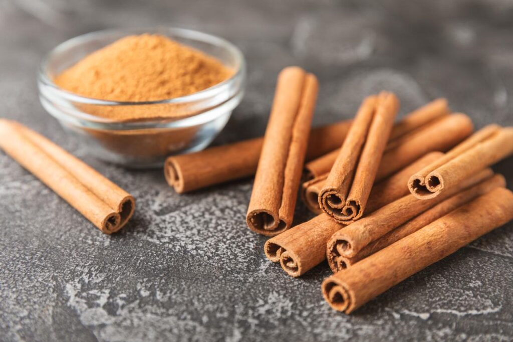 Simpatias com canela para atrair dinheiro: 3 rituais infalíveis