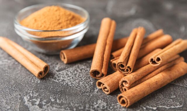 Simpatias com canela para atrair dinheiro: 3 rituais infalíveis