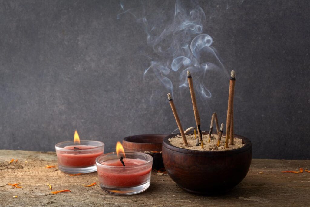 Incenso para atrair amor: 4 aromas que renovam a energia