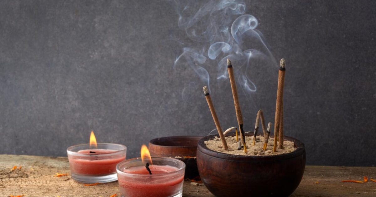 Incenso para atrair amor: 4 aromas que renovam a energia