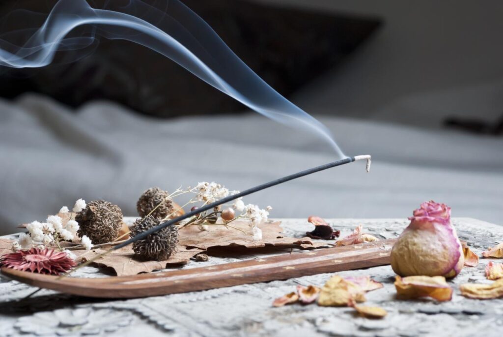Ritual para encerrar julho: queime cascas de alho e cebola