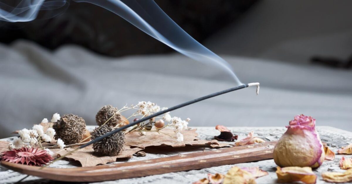 Ritual para encerrar julho: queime cascas de alho e cebola
